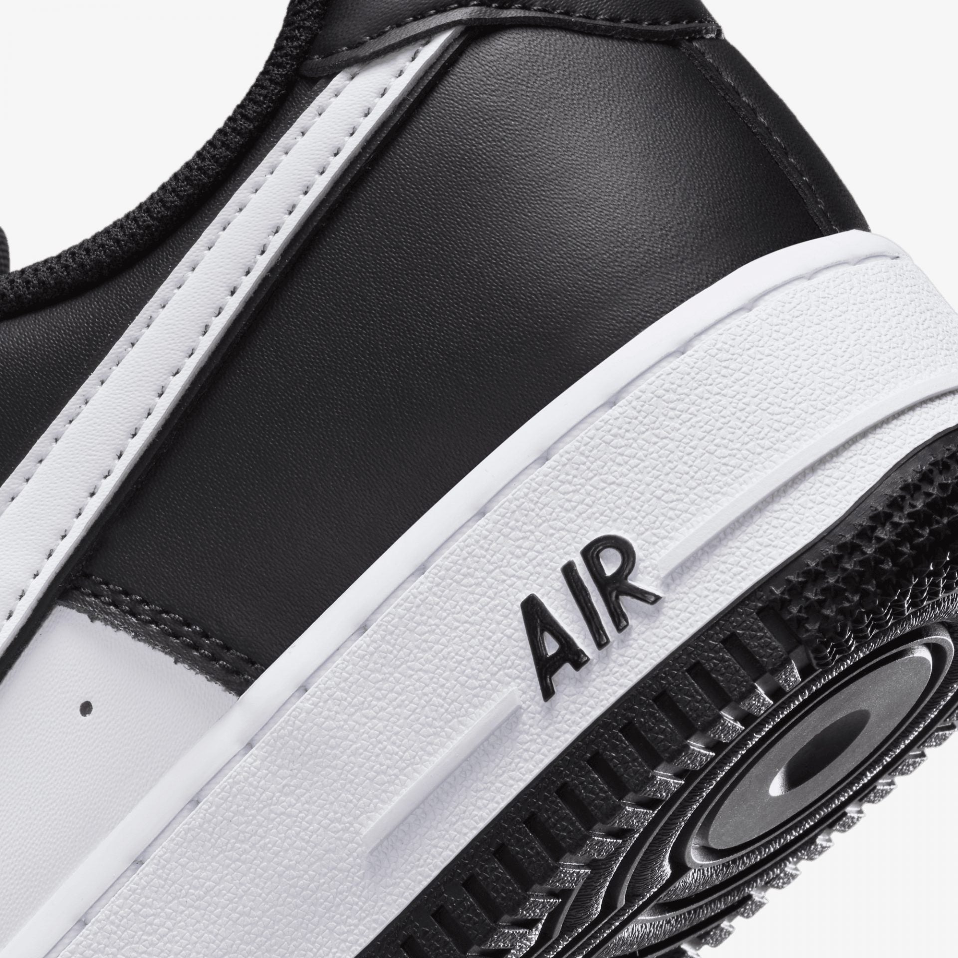 Nike | AIR FORCE 1 '07 { BLACK/WHITE