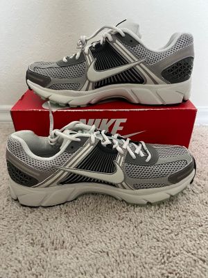 Nikkee Zoom Vomero 5 Cobblestone Flat Pewter