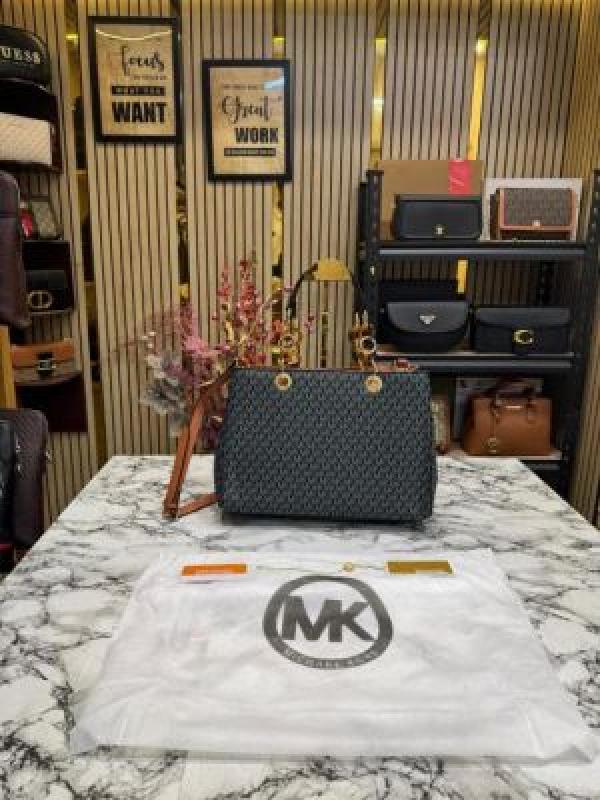 Michael Kors Cynthia Signature Satchel Bag With Dust Bag (Black)