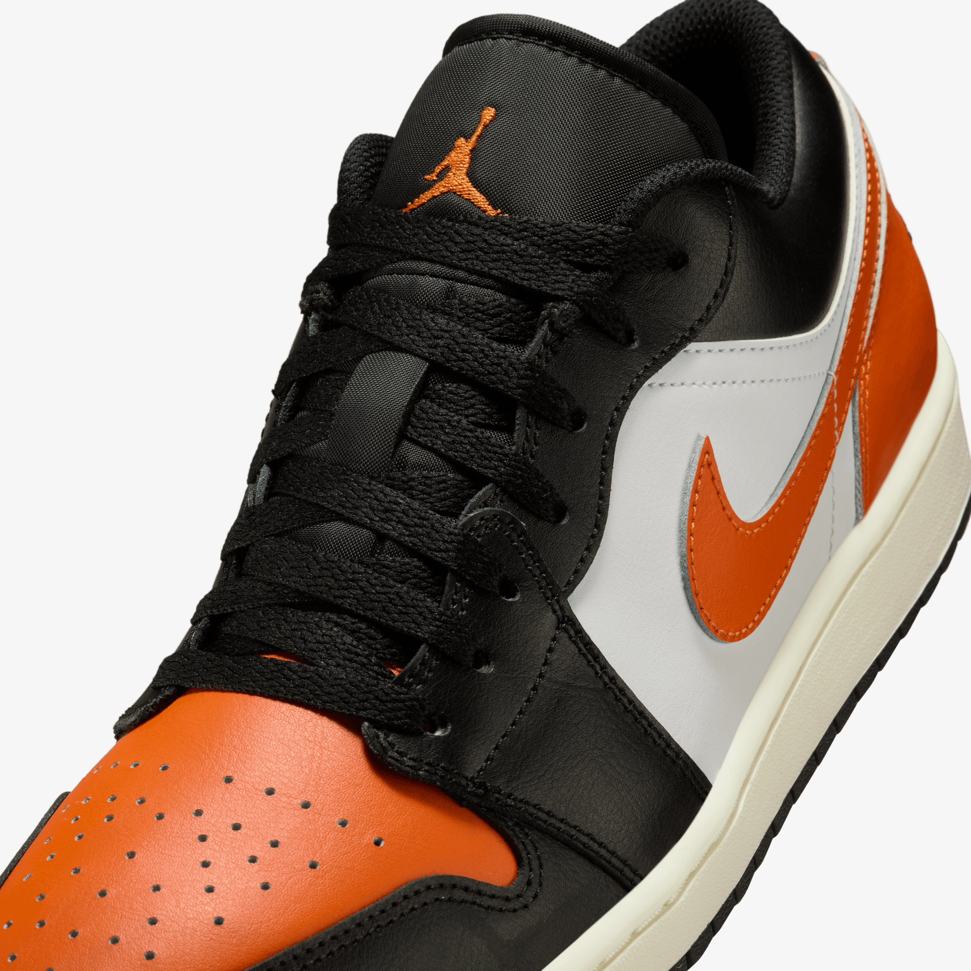 JORDAN | AIR JORDAN 1 LOW { BLACK/STARFISH-WHITE-SAIL